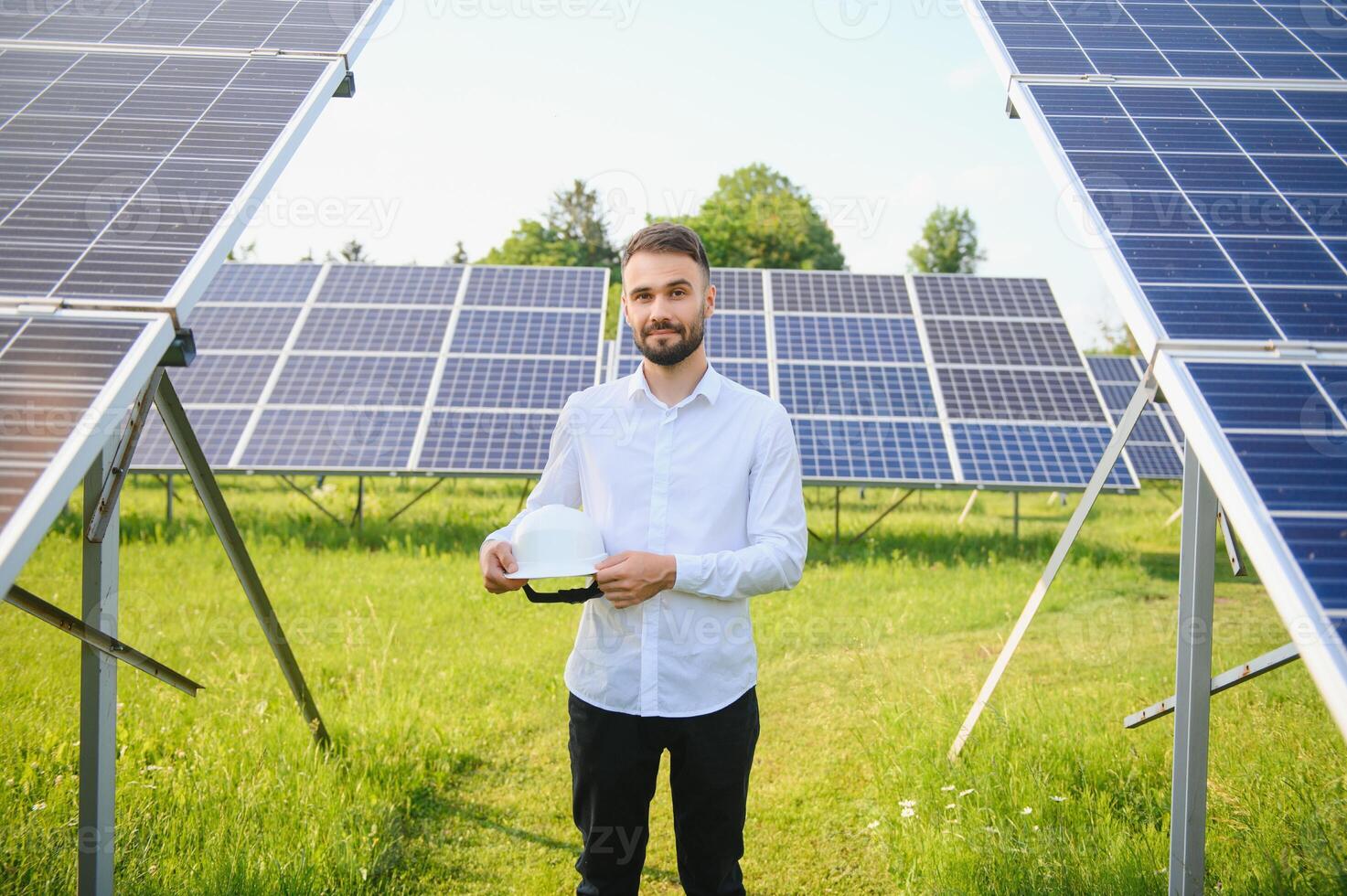 zonne- macht fabriek. ingenieur Aan een achtergrond van fotovoltaïsche panelen. wetenschap zonne- energie foto