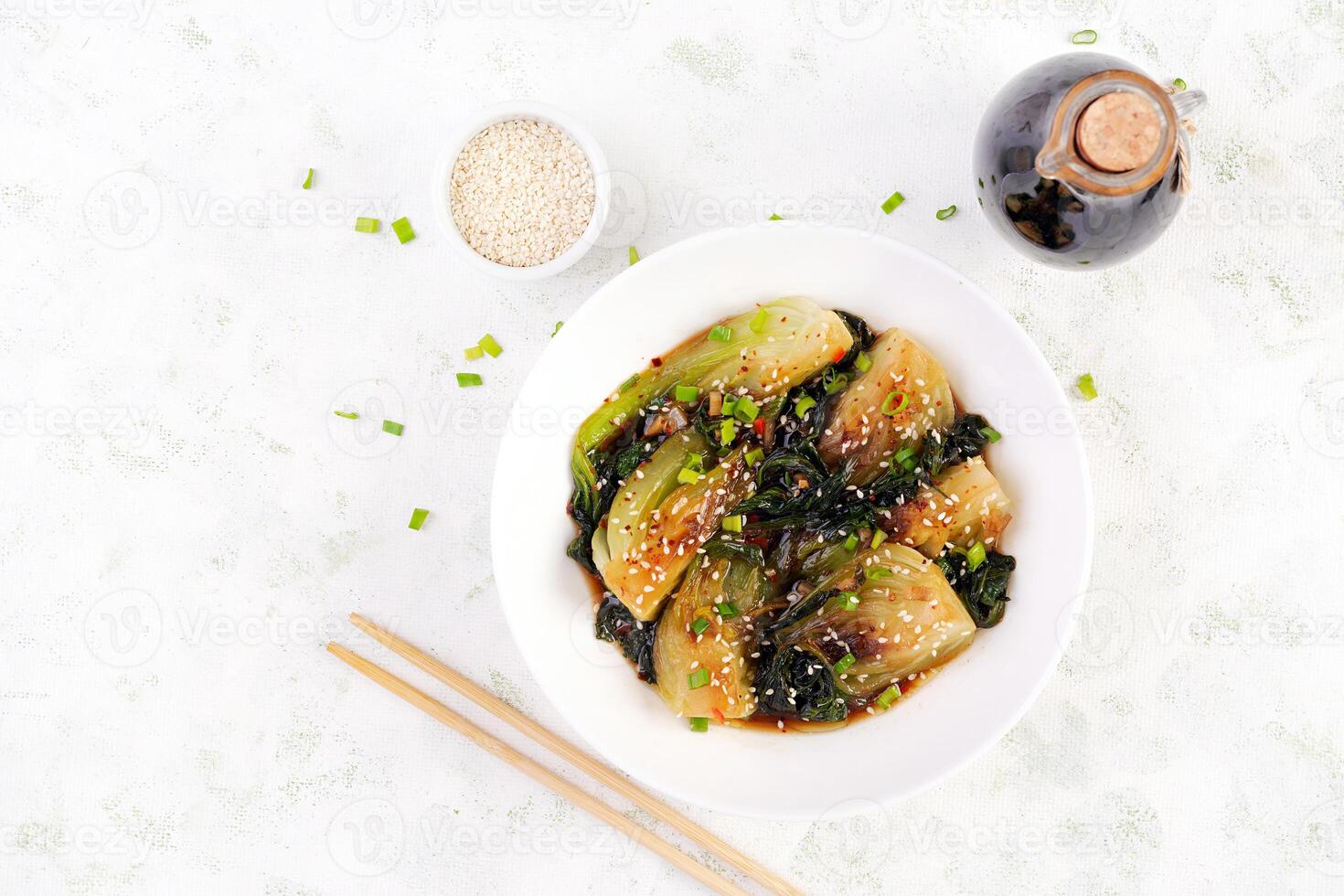 eigengemaakt Aziatisch gebakken soja bok choy met sesam zaden. roeren bakken pak choi. Aziatisch voedsel. top visie foto