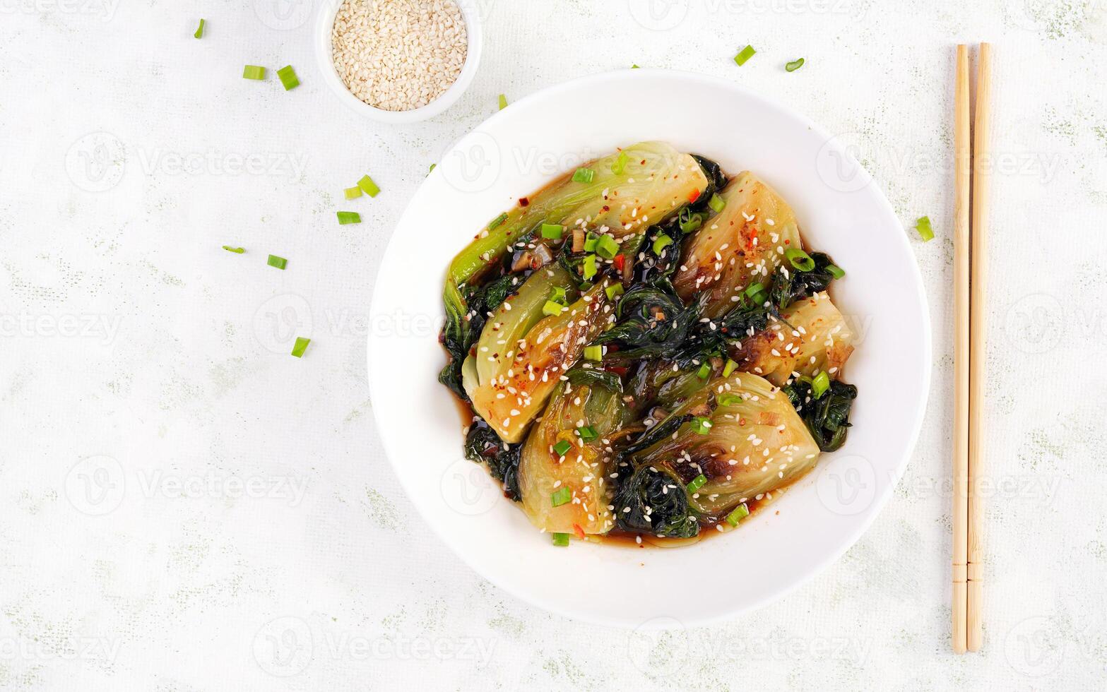 eigengemaakt Aziatisch gebakken soja bok choy met sesam zaden. roeren bakken pak choi. Aziatisch voedsel. top visie foto