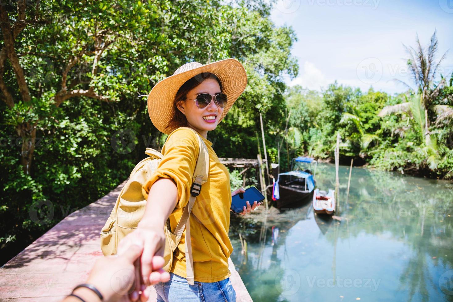 Aziatisch paar hand in hand, reizende natuur. reizen ontspannen. bij tha pom-klong-song-nam. Krabi, in Thailand. reis thailand. huwelijksreis, romantisch. foto