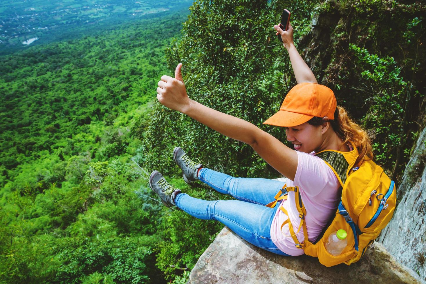 vrouwen aziaten reizen ontspannen in de vakantie. op de klif zitten. op de berg. foto