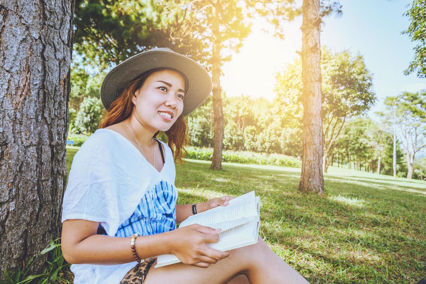 Aziatische vrouwen ontspannen in de vakantie. studie een boek lezen. een boek lezen in de tuin op de berg. in Thailand foto