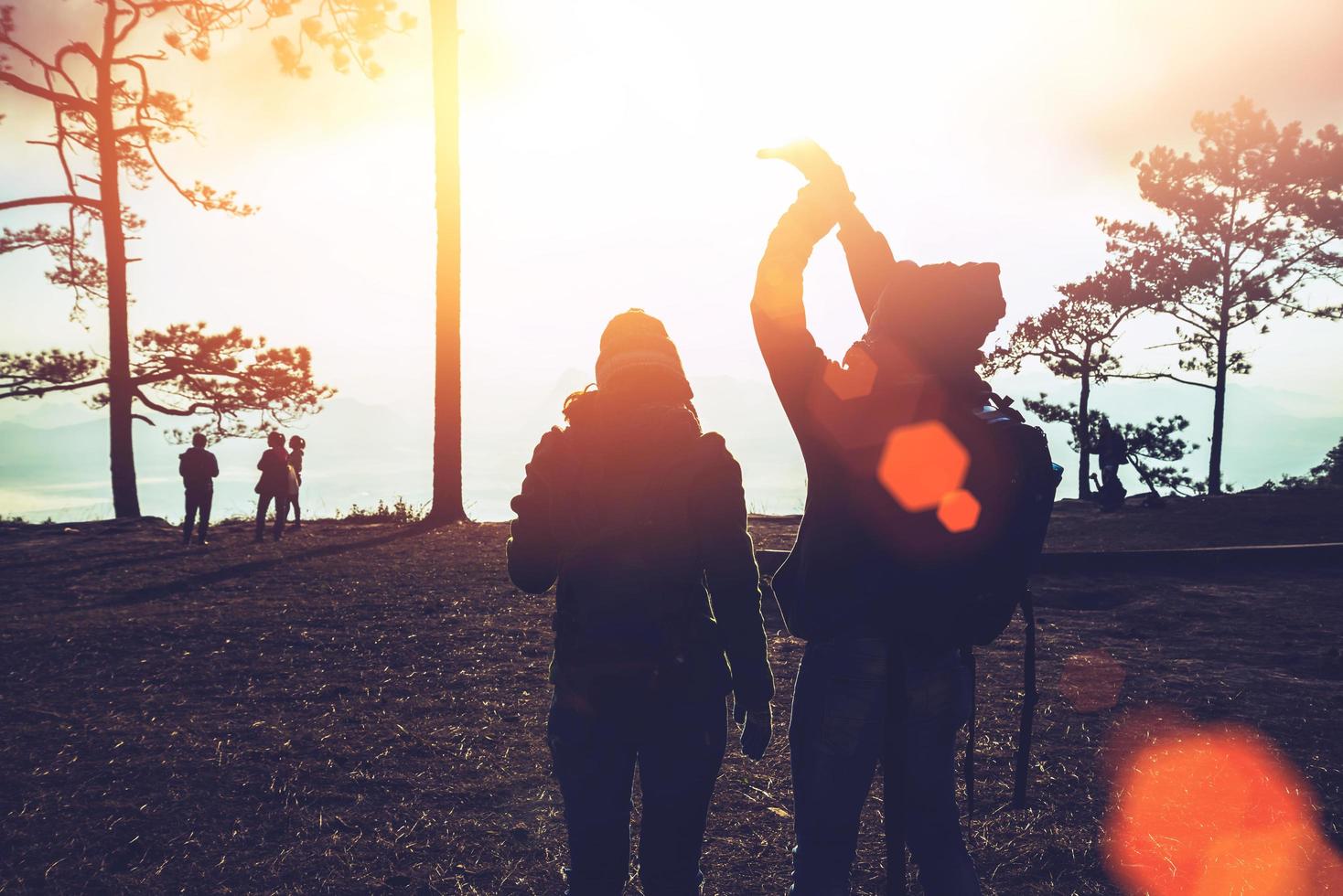 minnaar vrouwen en mannen aziaten reizen ontspannen in de vakantie. zonsopgang kijken in de ochtend. in de winter. in Thailand foto