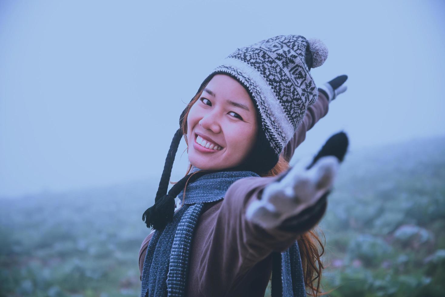 Aziatische vrouwen ontspannen in de vakantie. graag reizen in de vakantie. tijdens de mistige winter foto