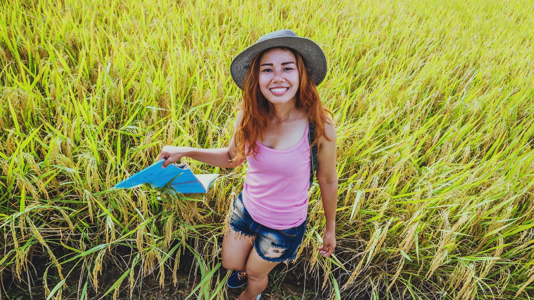 aziatische vrouwen reizen ontspannen in de vakantie. uitbreiden enquête kaart bergveld. Thailand foto