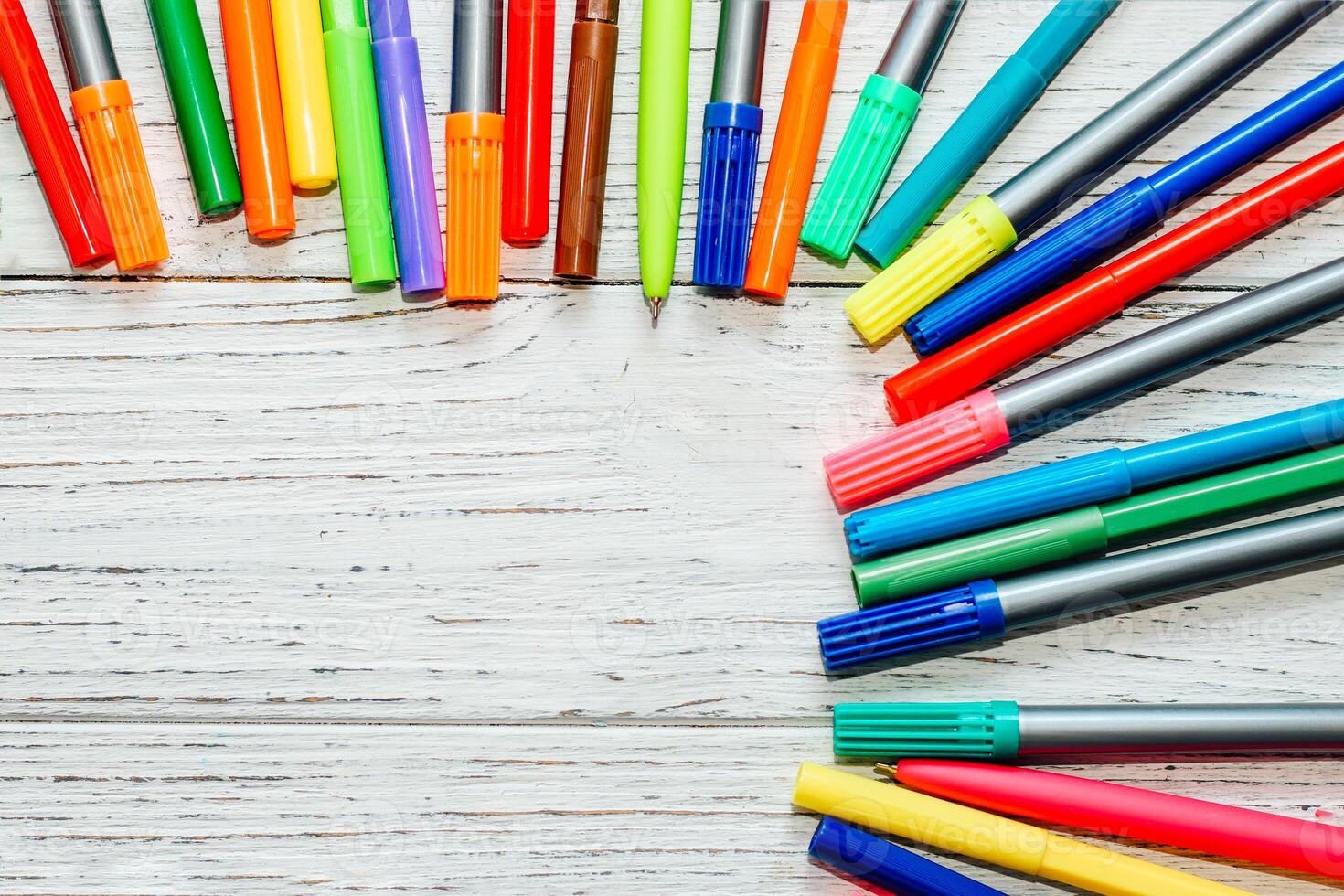 briefpapier, gekleurde viltstift pennen Aan een wit tafel. foto