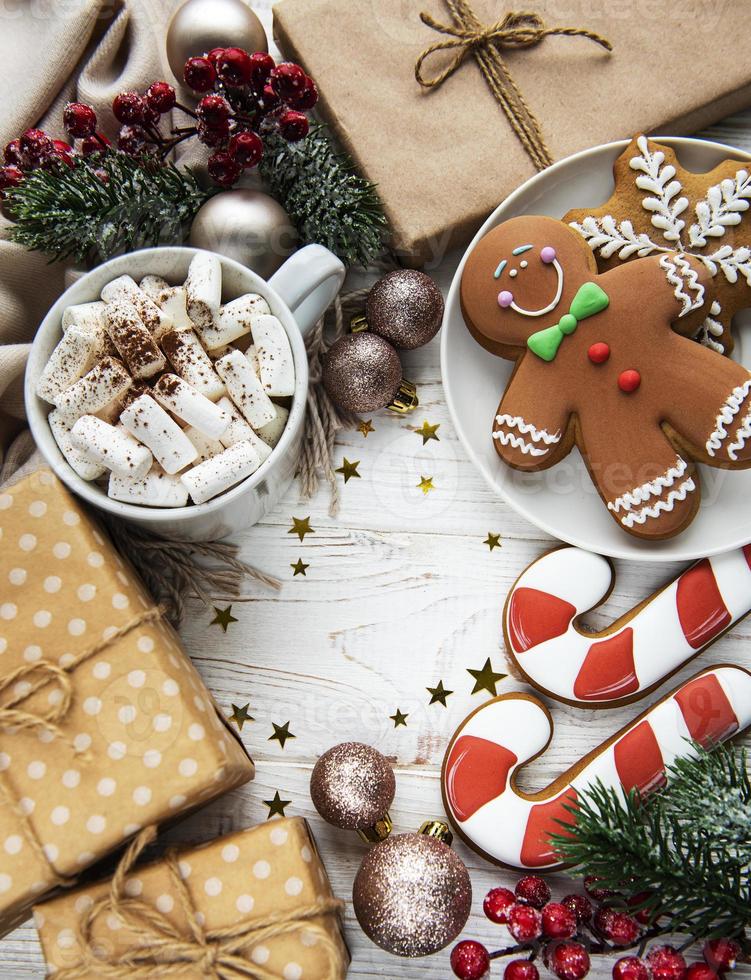 Kerstmisachtergrond met giftdoos, cacao en peperkoekkoekjes. foto