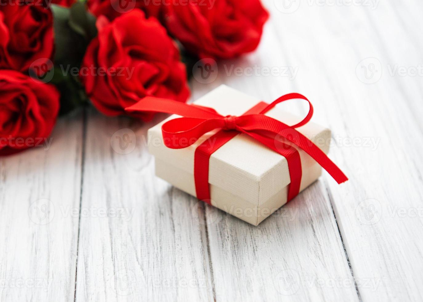 valentijn geschenkdoos en rozenboeket foto