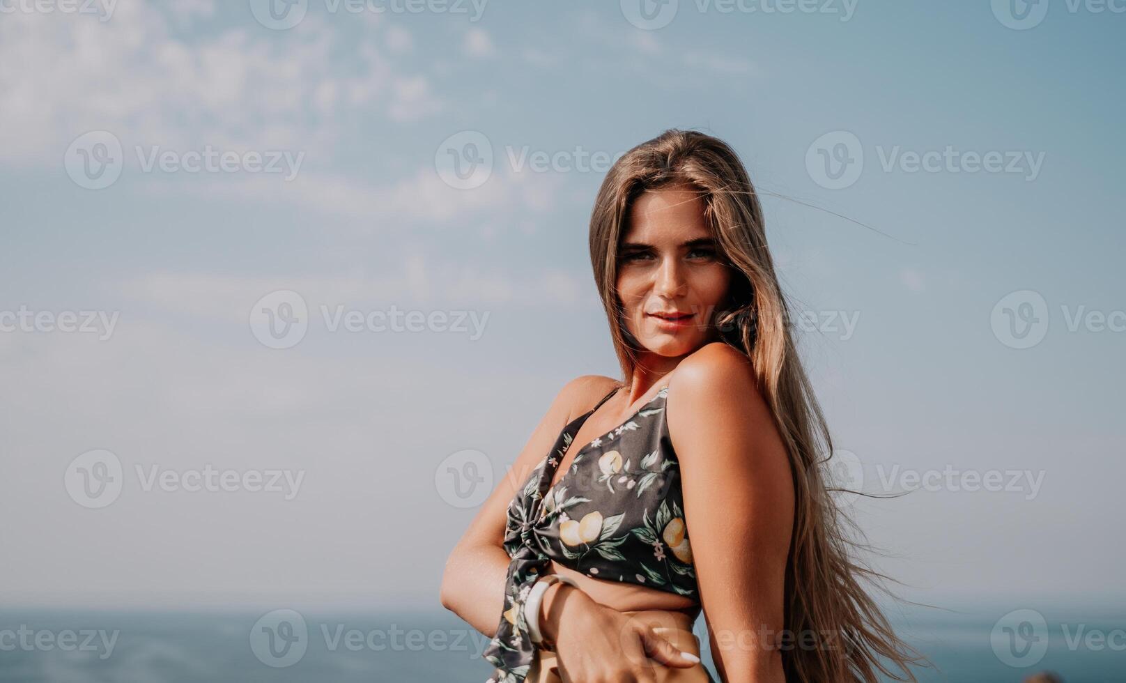 vrouw reizen zee. gelukkig toerist nemen afbeelding buitenshuis voor herinneringen. vrouw reiziger looks Bij de rand van de klif Aan de zee baai van bergen, sharing reizen avontuur reis foto