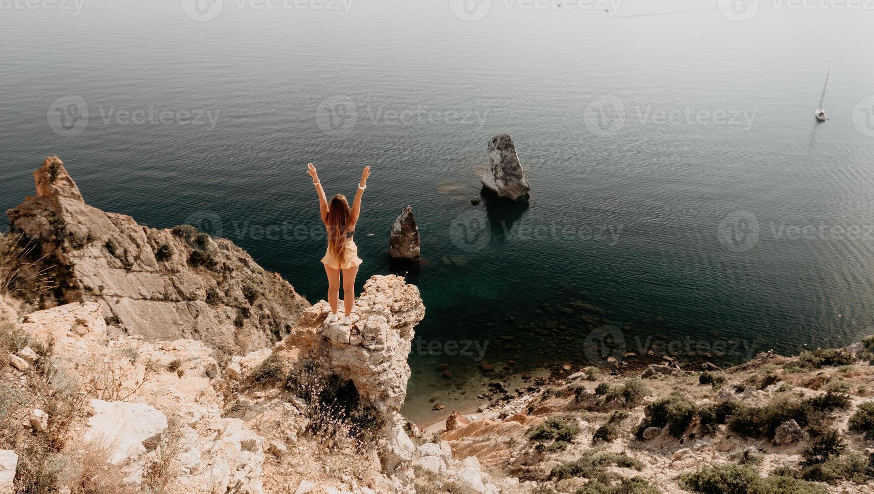 vrouw reizen zee. gelukkig toerist genieten nemen afbeelding buitenshuis voor herinneringen. vrouw reiziger looks Bij de rand van de klif Aan de zee baai van bergen, sharing reizen avontuur reis foto