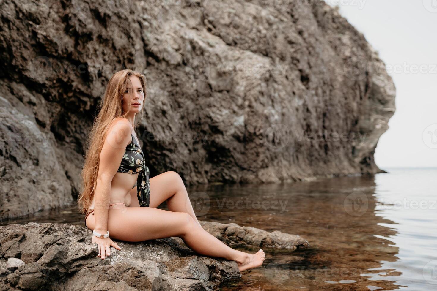 vrouw reizen zee. gelukkig toerist genieten nemen afbeelding buitenshuis voor herinneringen. vrouw reiziger zwemmen in de zee baai met bergen, sharing reizen avontuur reis foto