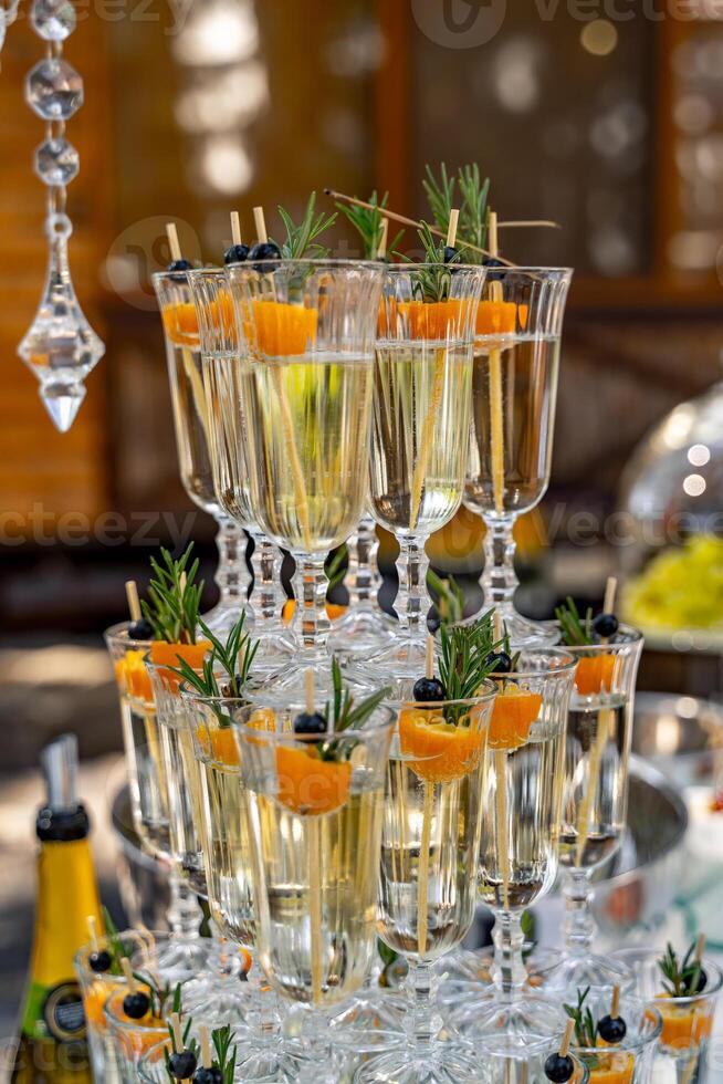 vakantie decoratie van de tafel met Champagne. bril van Champagne in vakantie instelling. bril een Aan een ander. detailopname. foto