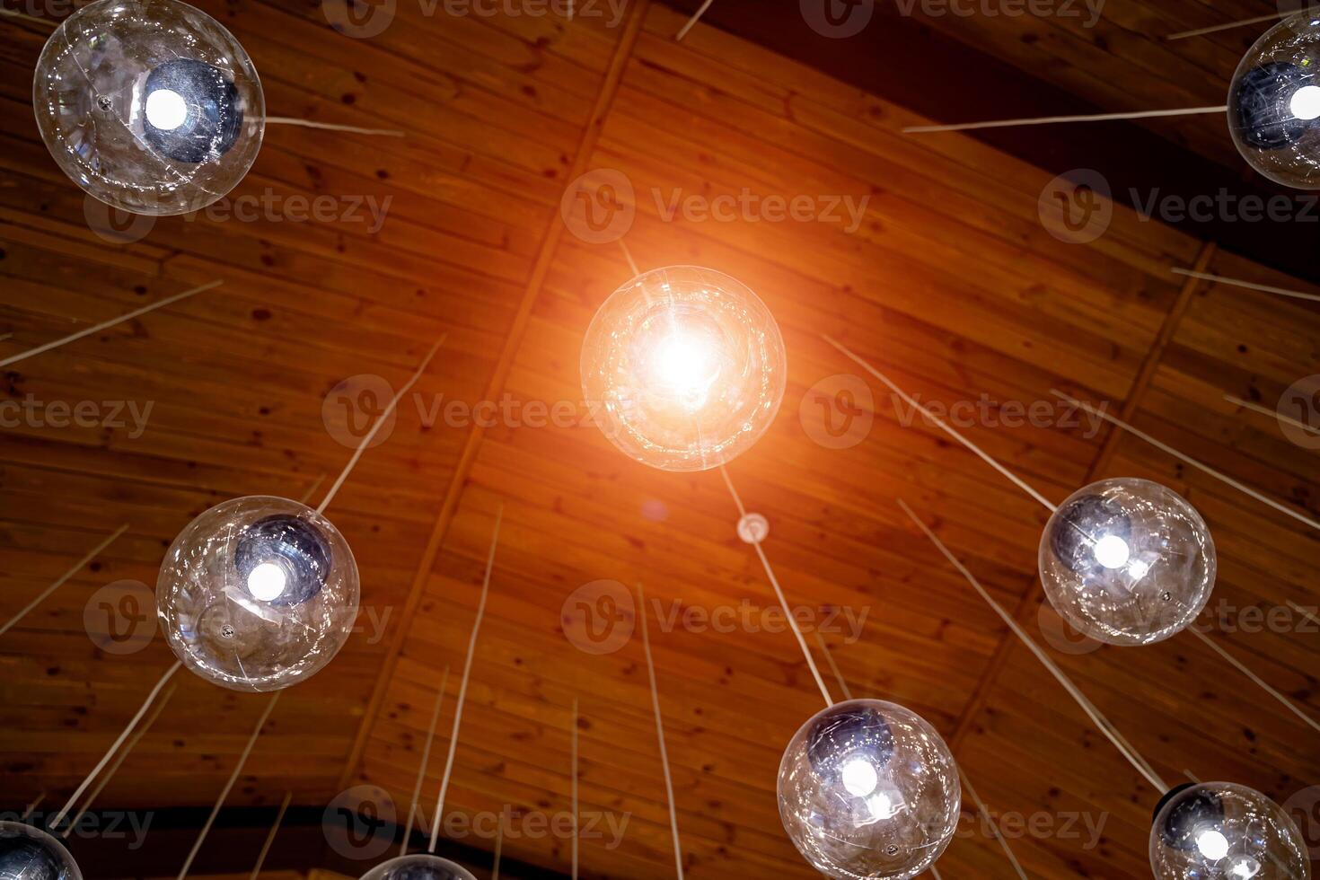 ronde transparant bollen hangende van houten celleren. visie van onderstaand. modern interieur. foto