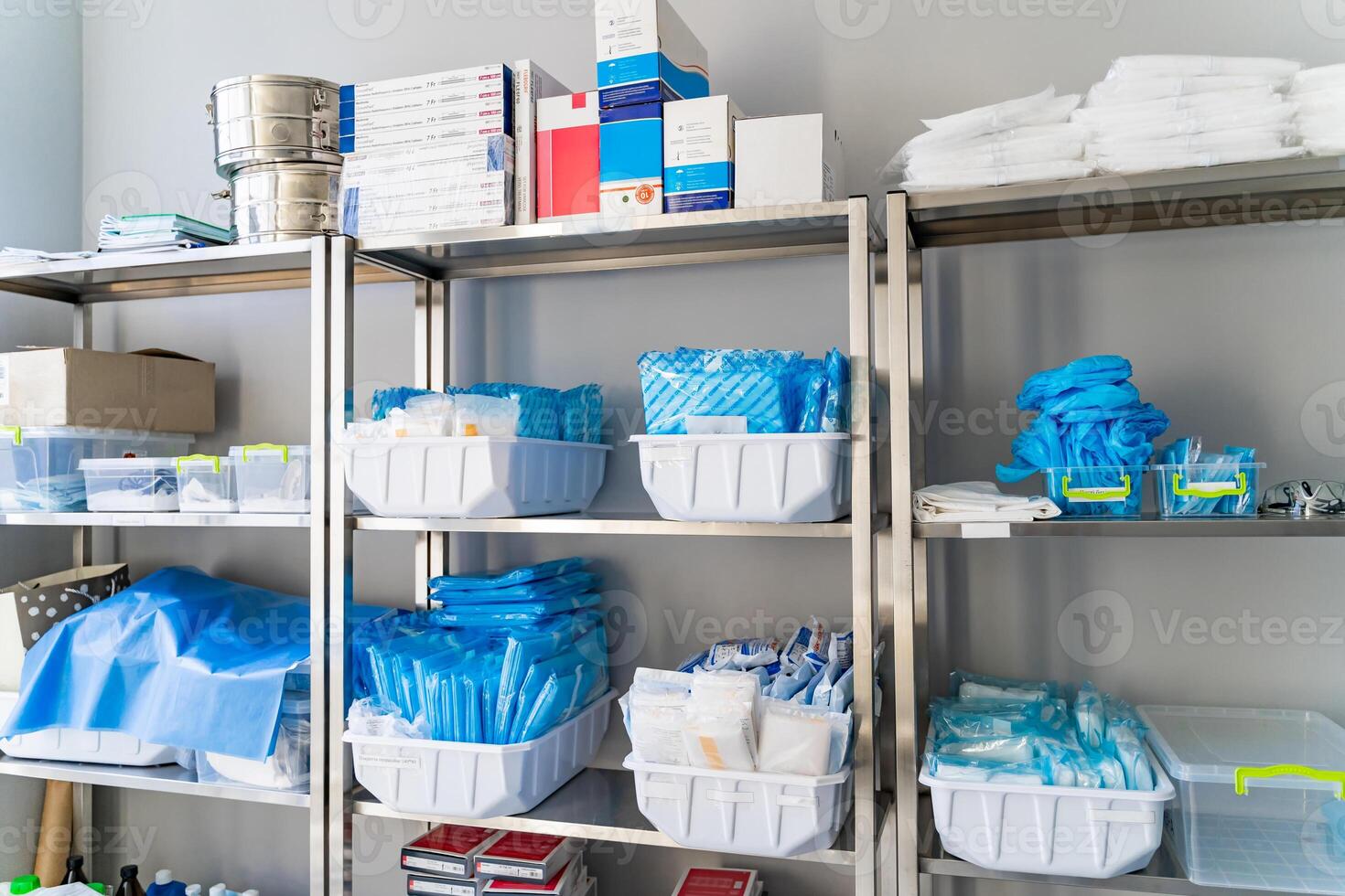 op te slaan kamer in kliniek. extra uitrusting in ziekenhuis. extra pharm spullen. Nee mensen. foto