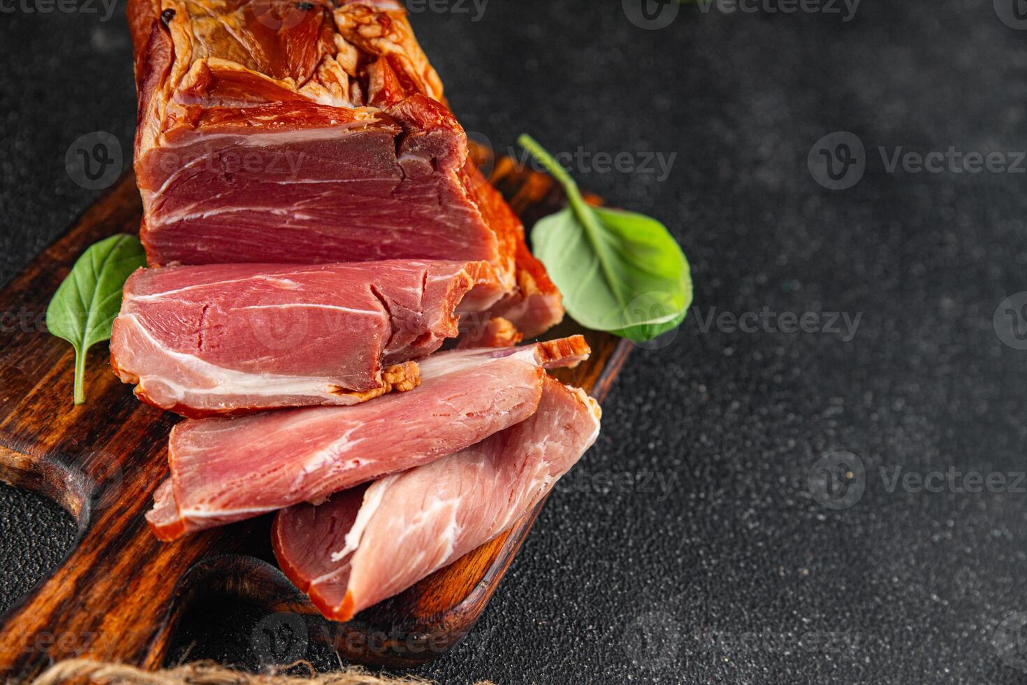 gerookt varkensvlees vlees Koken aan het eten voorafje maaltijd voedsel tussendoortje Aan de tafel kopiëren ruimte voedsel achtergrond rustiek top visie foto