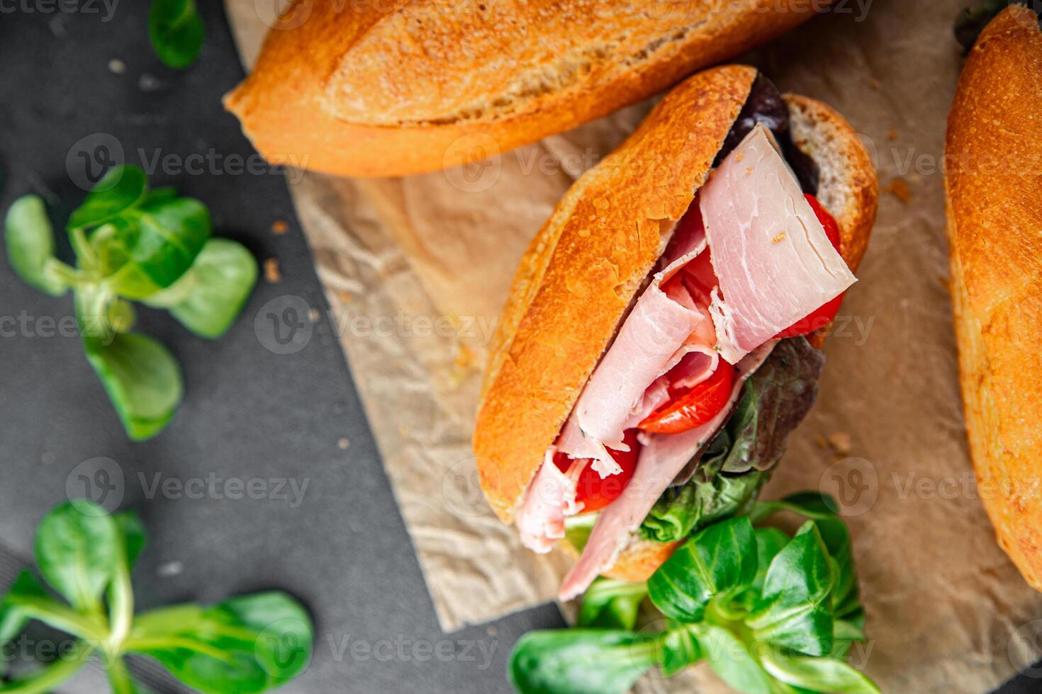 belegd broodje ham, tomaat, groen sla gezond aan het eten Koken voorafje maaltijd voedsel tussendoortje Aan de tafel kopiëren ruimte voedsel achtergrond rustiek top visie foto