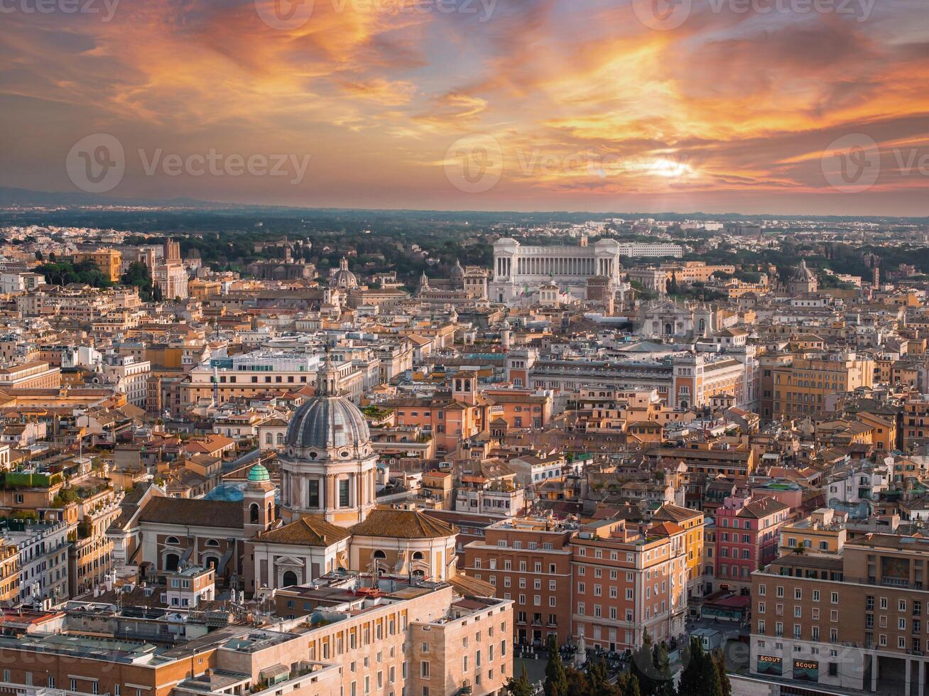 antenne zonsondergang visie van rome's historisch horizon en gloeiend stadsgezicht foto