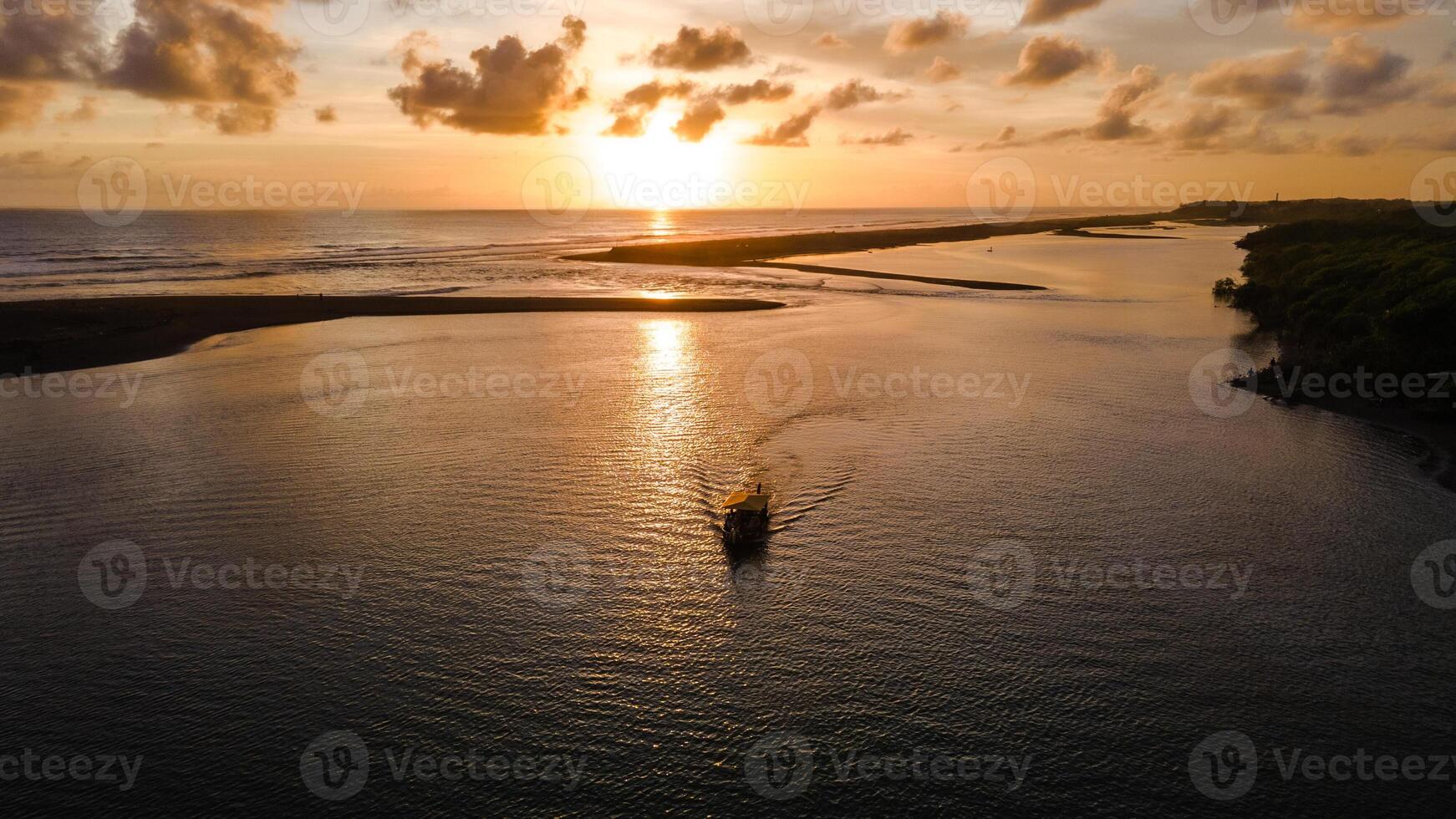 de antenne visie, de boten het zeilen in de lagune Bij zonsondergang looks heel mooi. foto