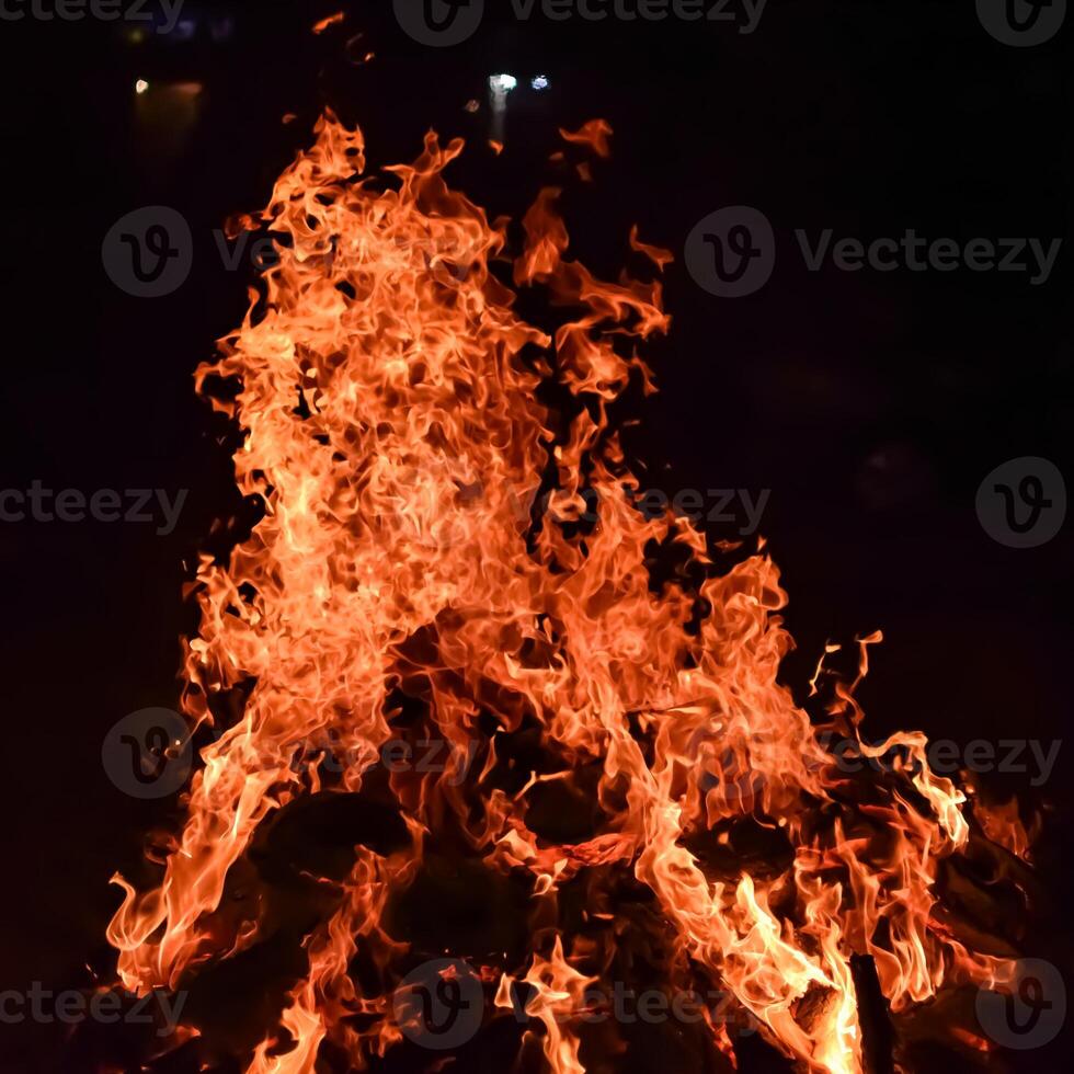 vuur vlammen op zwarte achtergrond, bles vuur vlam textuur achtergrond, prachtig, het vuur brandt, vuur vlammen met hout en koemest vreugdevuur foto