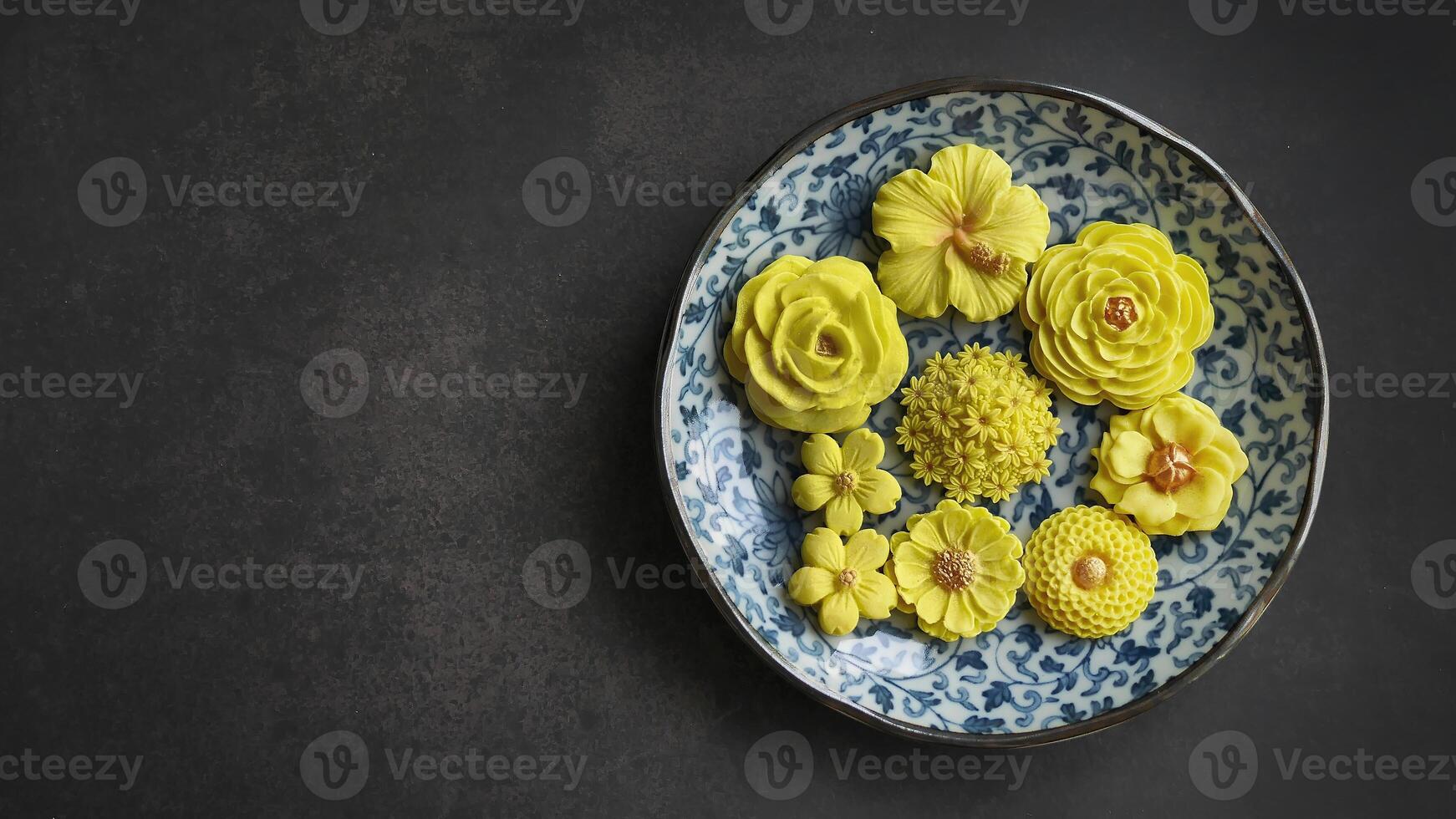 Thais toetje in divers bloem gevormd, warm kleur toon, geel mango smaak in antiek patroon bord, Sam pan geboren traditioneel Thais handgemaakt tussendoortje in donker achtergrond foto