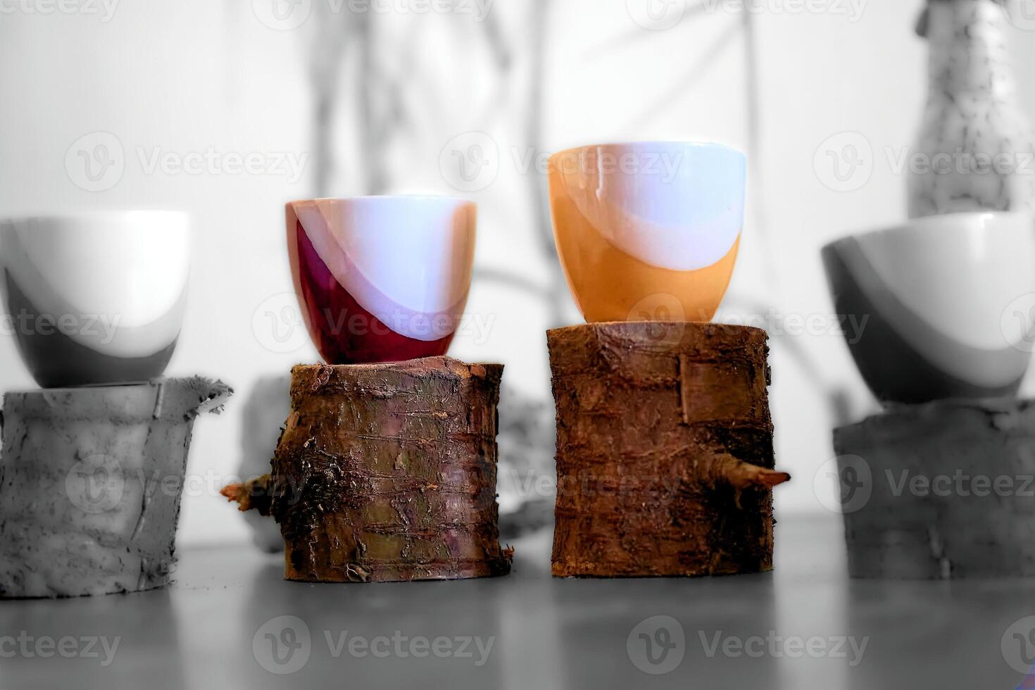 tijd van ceremonie voor thee en koffie.kleur kop Aan zwart wit houten stronken foto