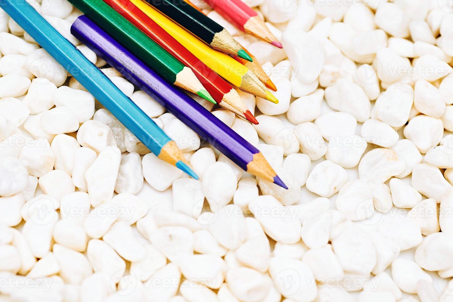 gekleurde potloden voor tekening Aan papier Aan wit stenen, geïnspireerd foto