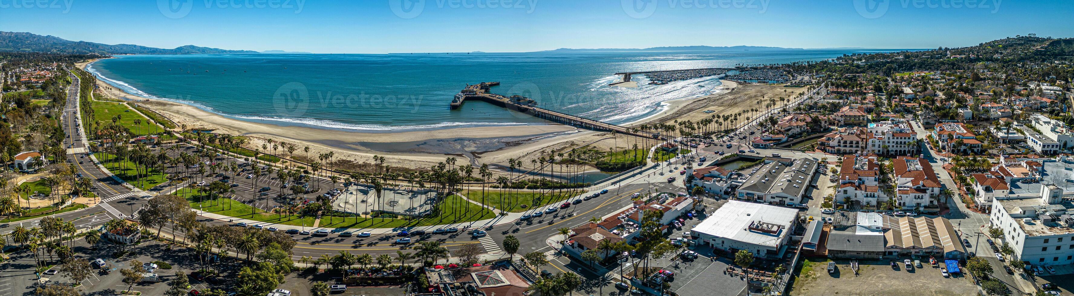 de kerstman Barbara antenne panorama. toneel- schot van pier en strand foto