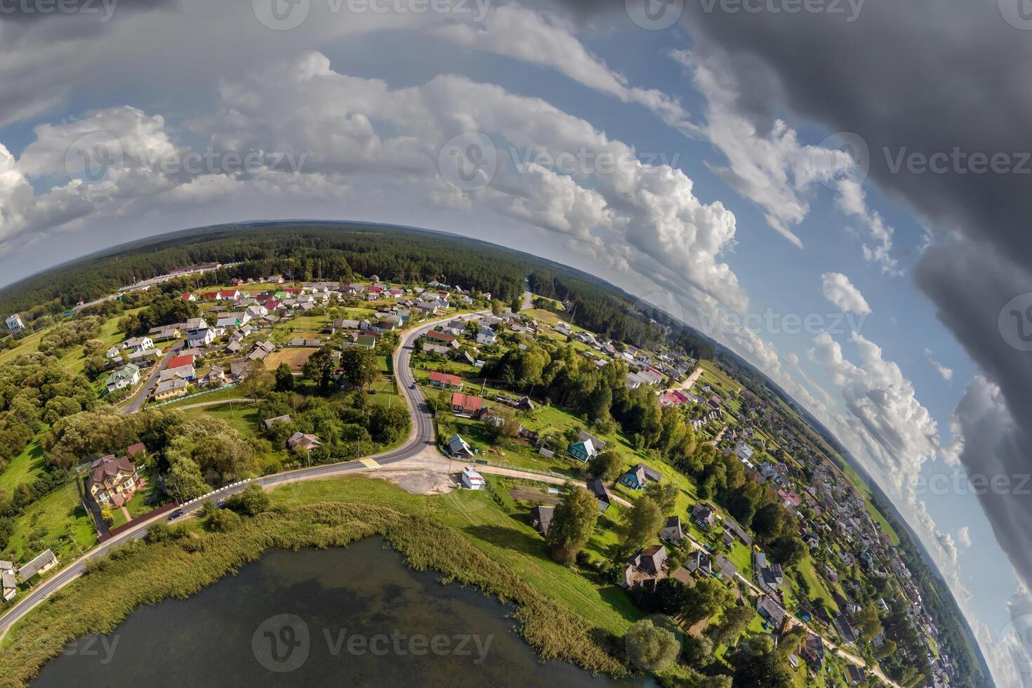 antenne visie van hoog hoogte klein planeet in lucht met wolken met uitzicht oud dorp, stedelijk ontwikkeling, gebouwen en kruispunt. transformatie van bolvormig 360 panorama in abstract antenne visie. foto