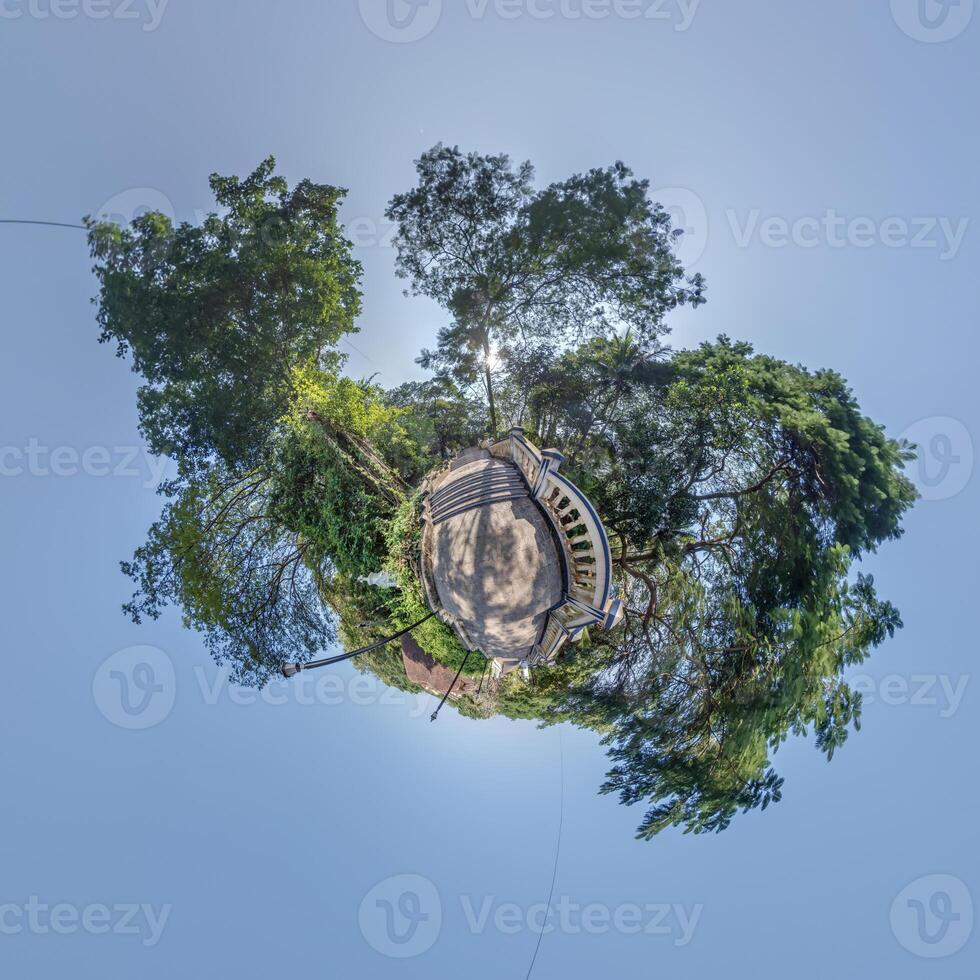 klein planeet transformatie van bolvormig panorama 360 graden. bolvormig abstract antenne visie met bomen in Woud met onhandig takken in blauw lucht. kromming van ruimte. foto