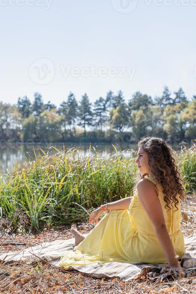 mooie vrouw in gele jurk op een picknick foto