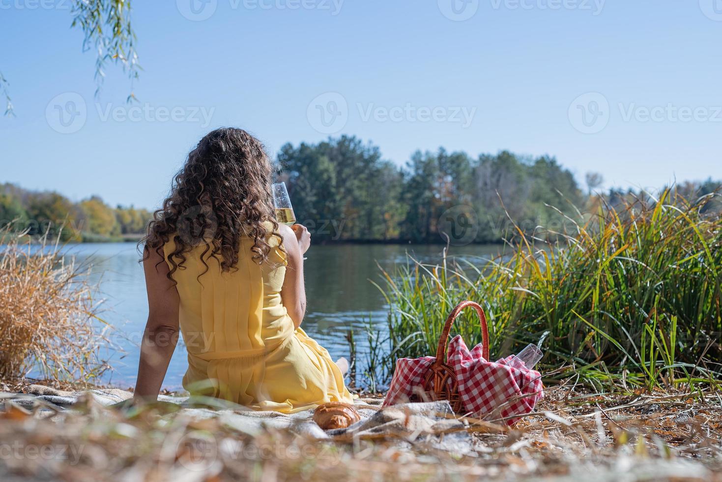 mooie vrouw in gele jurk op een picknick foto