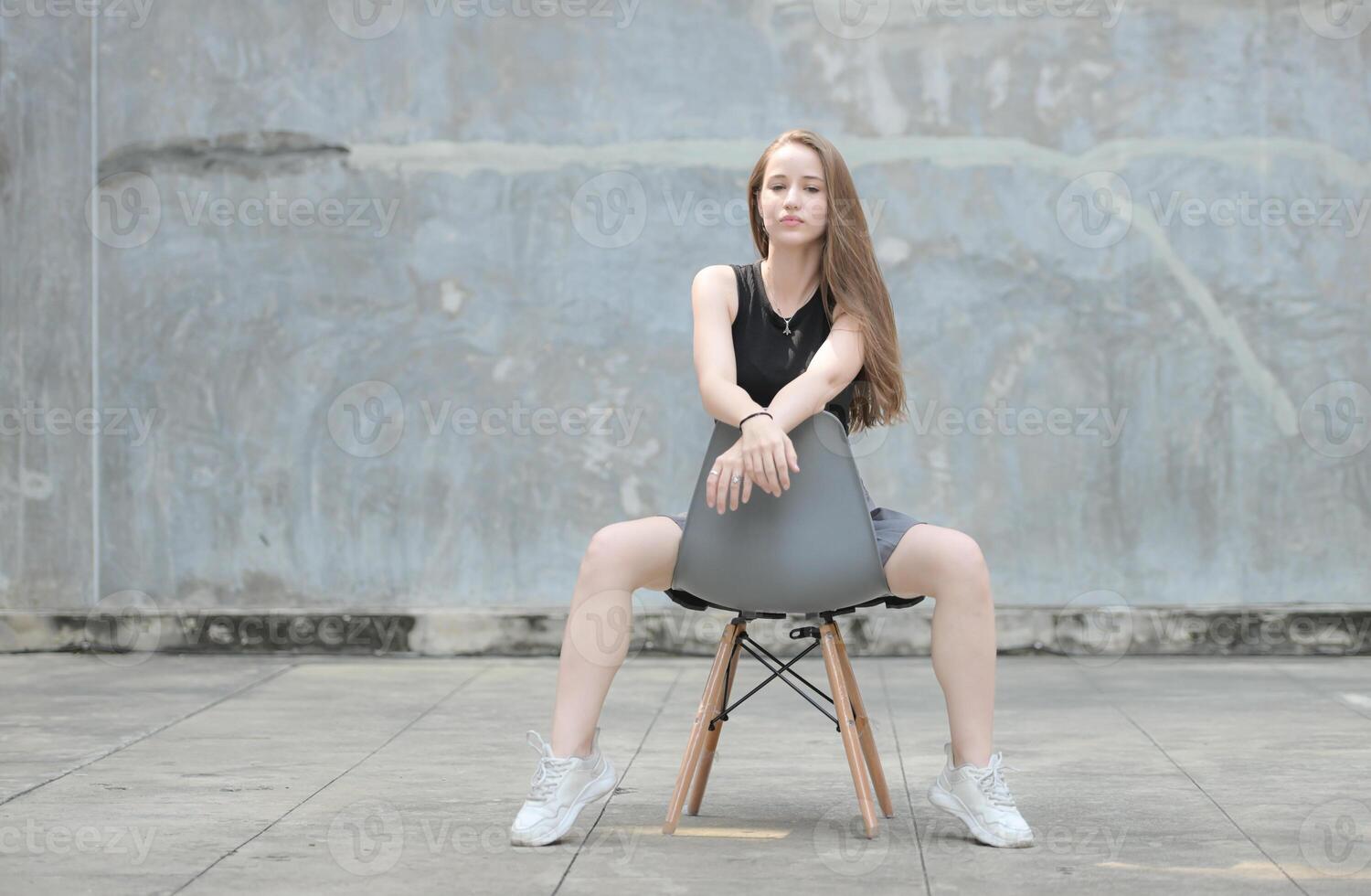 een jong vrouw met zijn kapsel en de atmosfeer van leven in de gemeenschap. foto