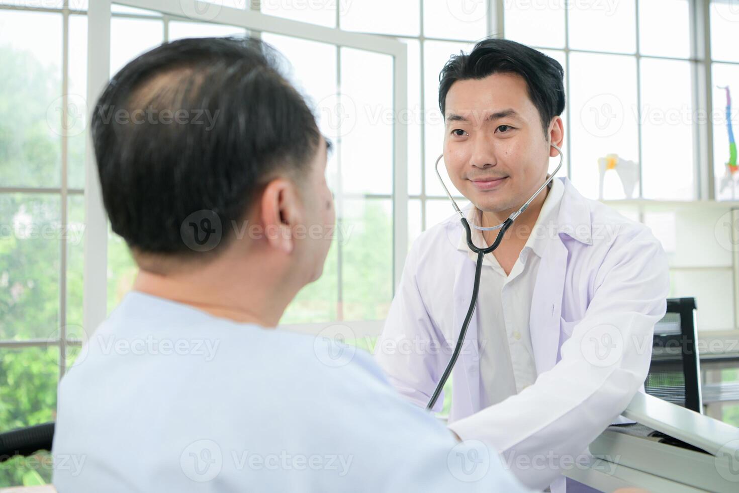 de dokter legt uit de ziekte en toepassingen een stethoscoop naar uitvoeren eenvoudig auscultatie Aan de geduldig foto