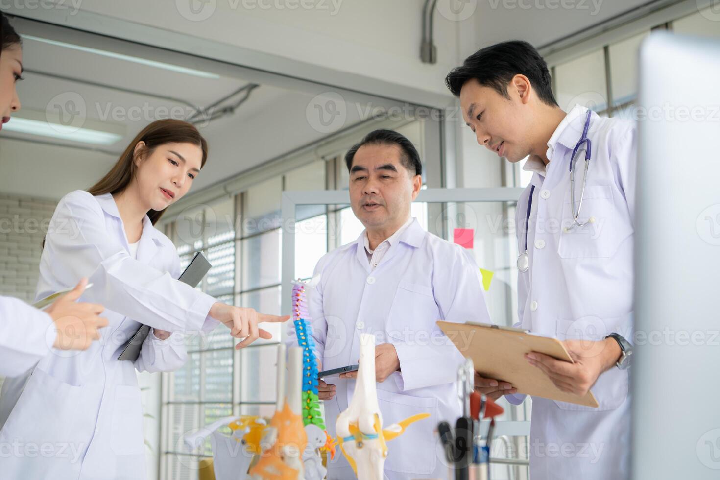 een medisch professor is lezing Aan een geval studie verwant naar ziekte behandeling naar medisch studenten foto