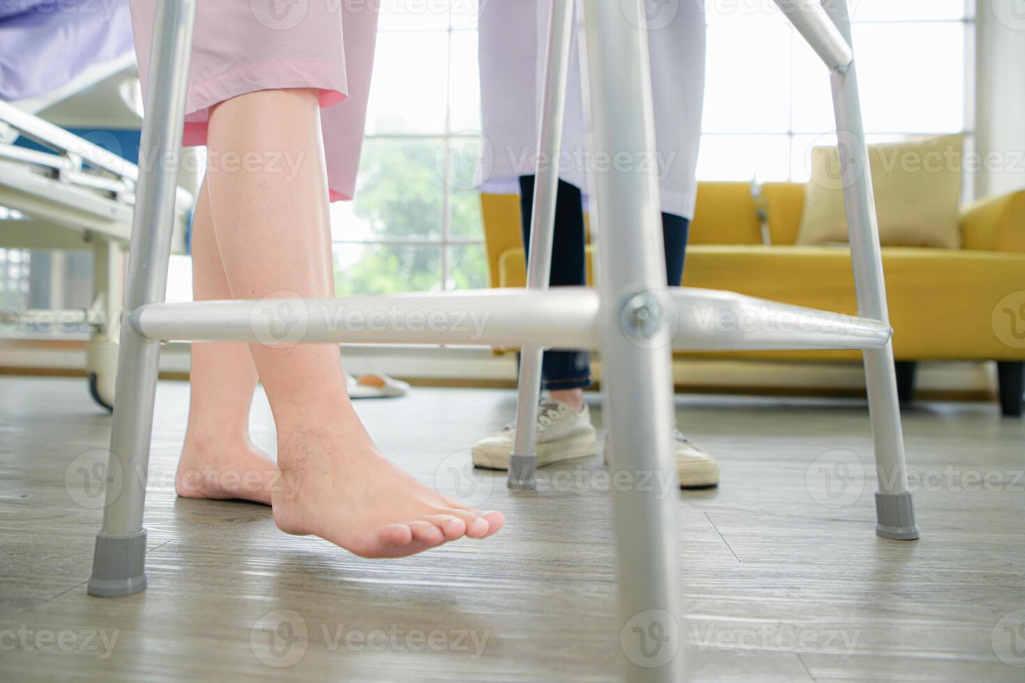 in aansluiting op een periode van behandeling, de dokter onderzoekt de patiënten poten en knieën. foto