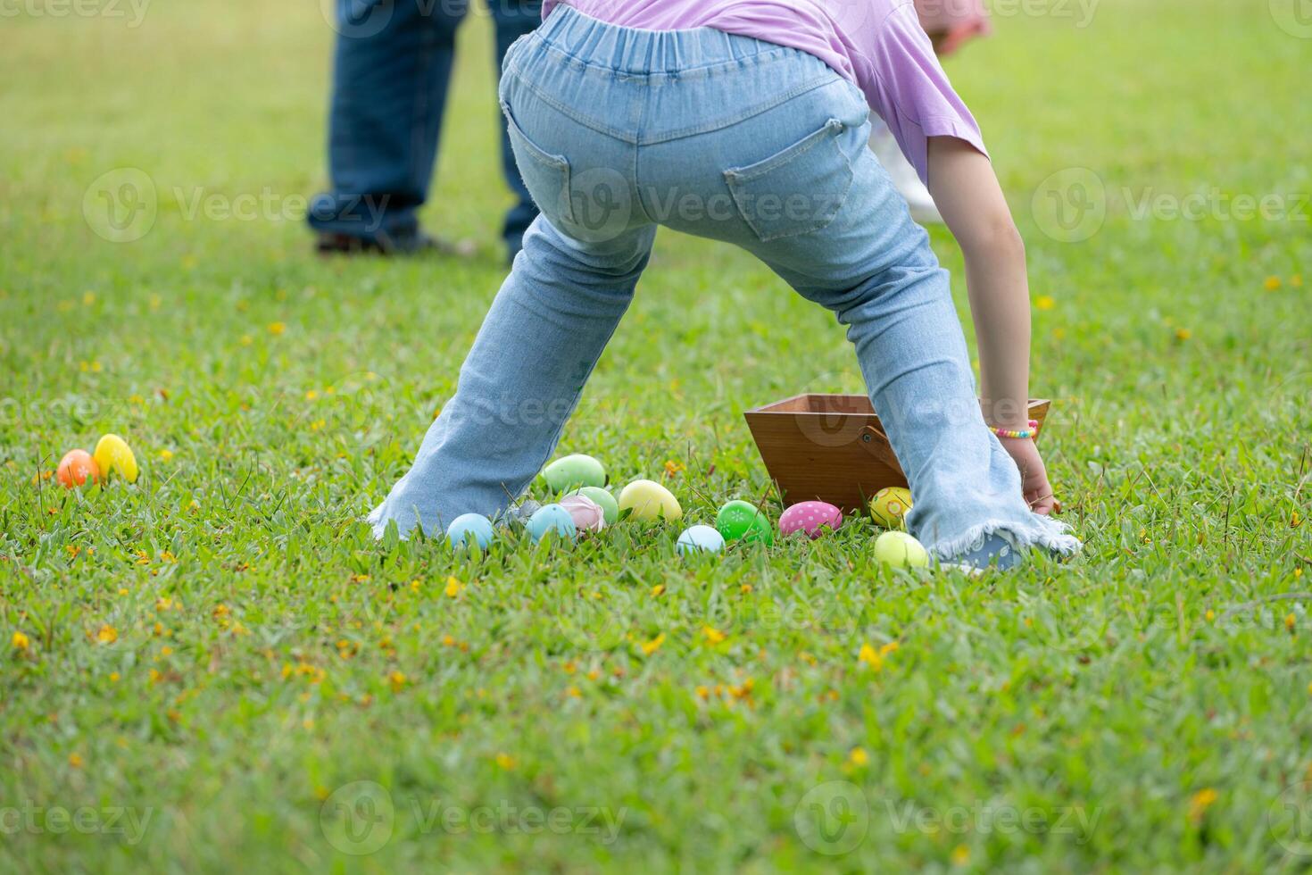 kinderen genieten van buitenshuis activiteiten in de park inclusief een rennen naar verzamelen mooi Pasen eieren. foto