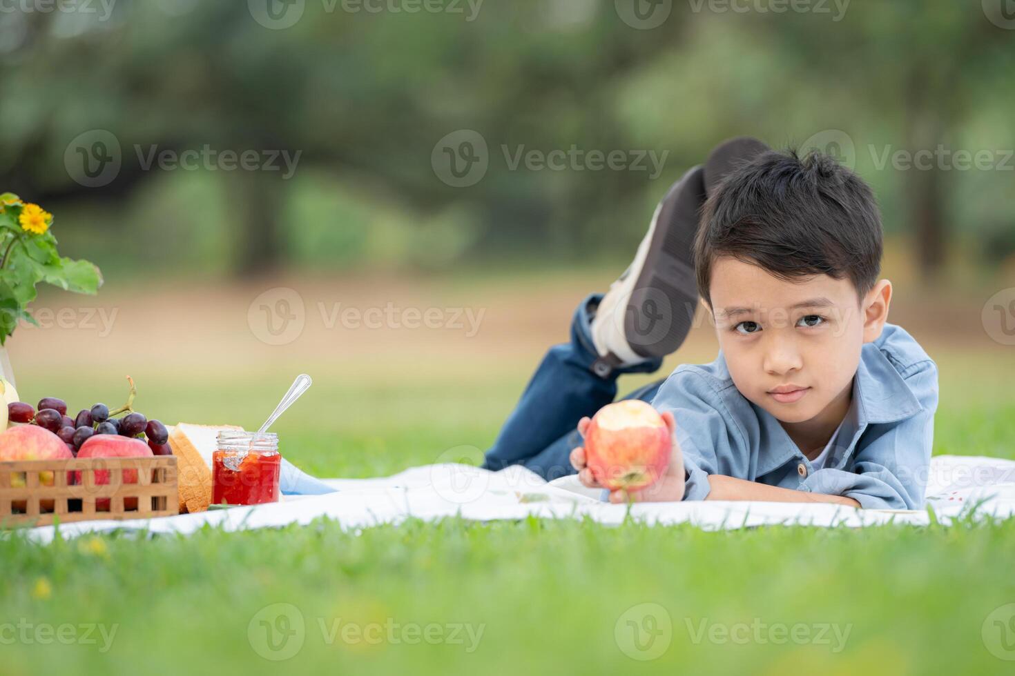 gelukkig familie genieten van een picknick in de park, met kinderen hebben pret zitten, omringd door natuur foto
