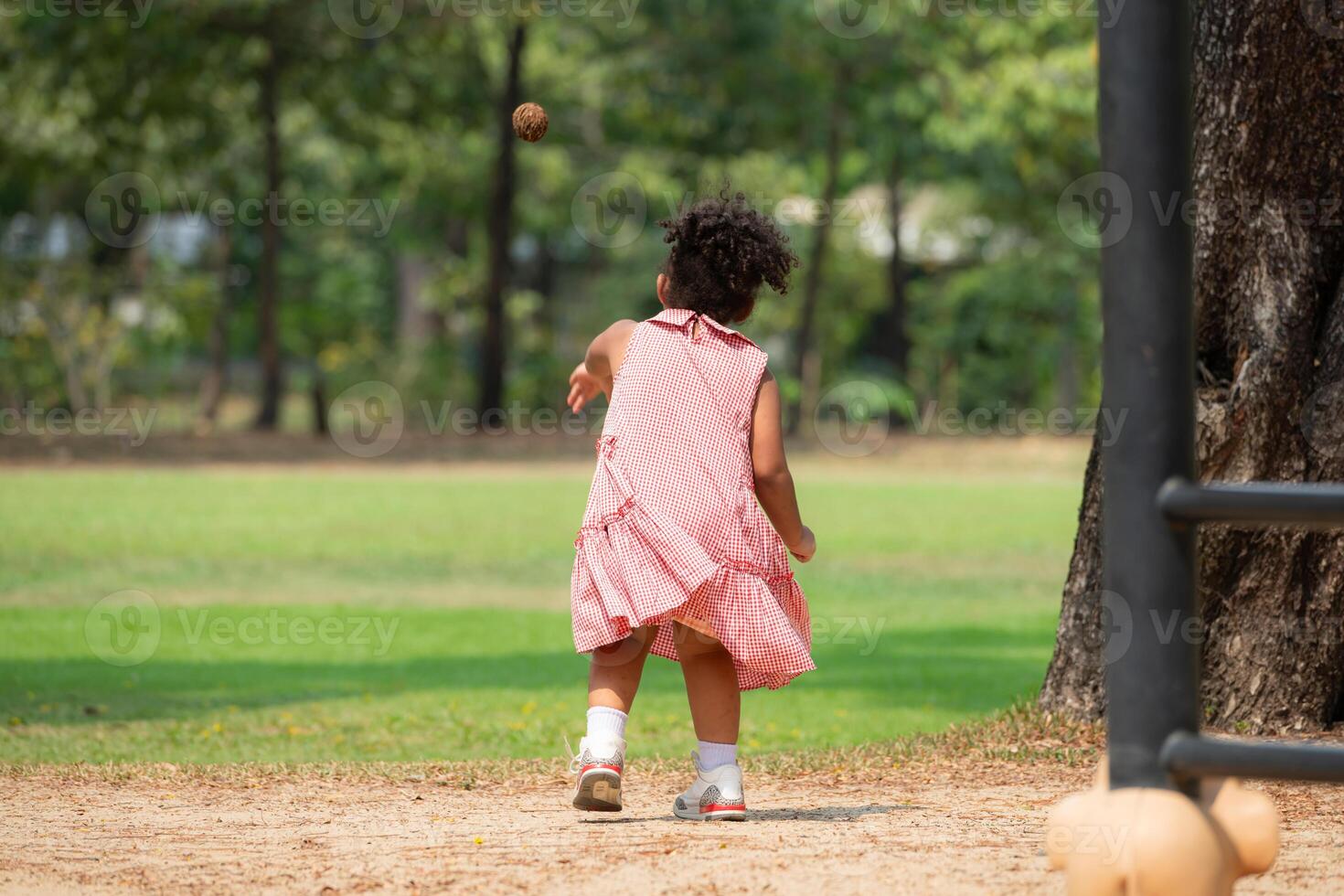gelukkig kind spelen met bal in de park Aan een zonnig dag foto