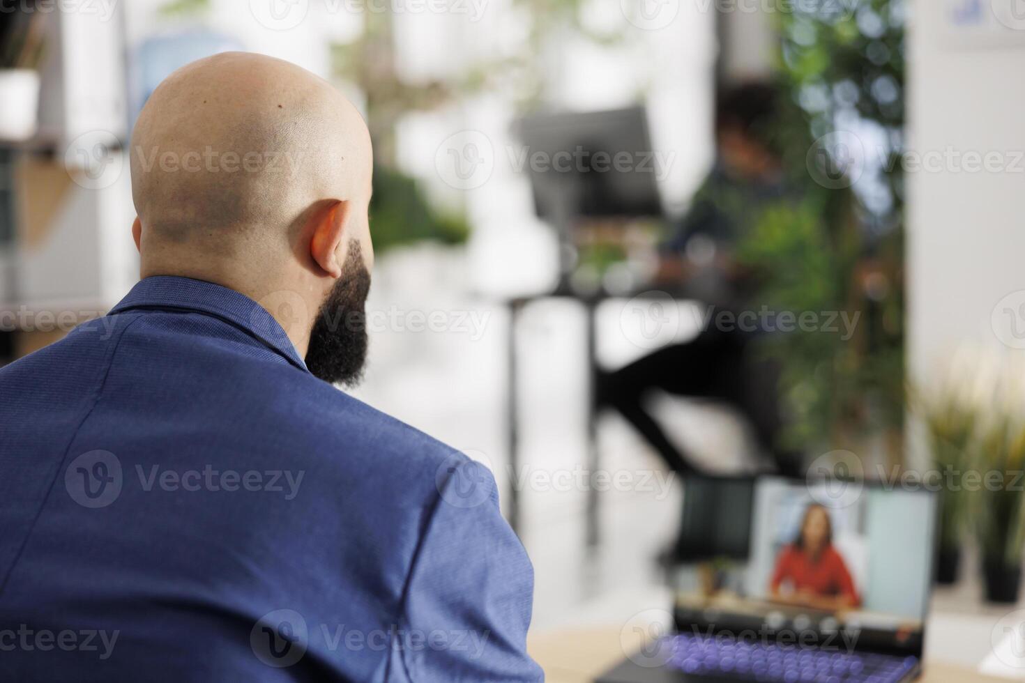 uitvoerend manager bespreken begin omhoog project met investeerder Aan laptop in bedrijf kantoor. ondernemer luisteren naar vrouw bedrijf partner presenteren idee in video conferentie foto