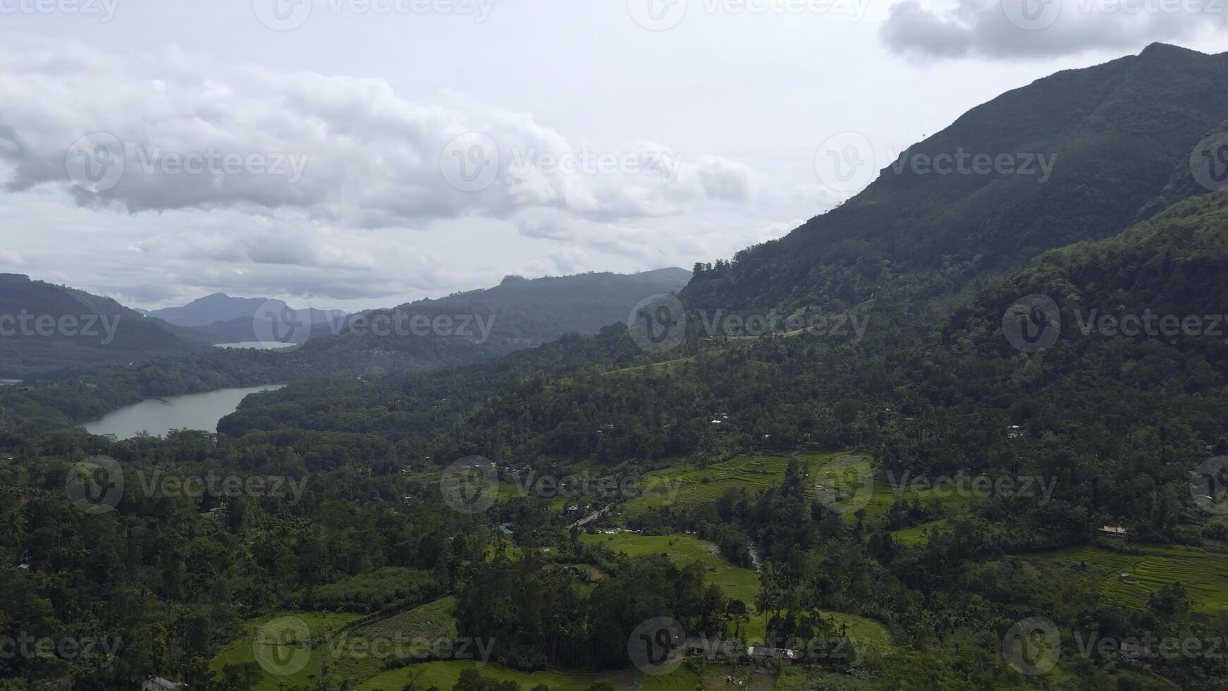 toneel- visie van tropisch berg vallei. actie. groen regenwouden met bergen en rivieren. mooi visie van vallei met bossen en bergen in bewolkt zomer weer foto