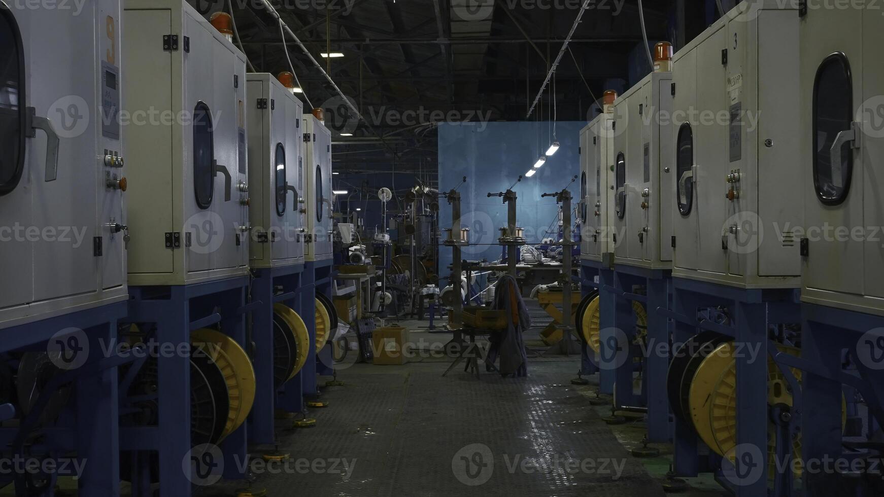 chemisch werkplaats van metallurgisch productie. creatief. rijen van productie ovens voor smelten plastic korrels. productie werkwijze van polymeer plastic extrusie foto