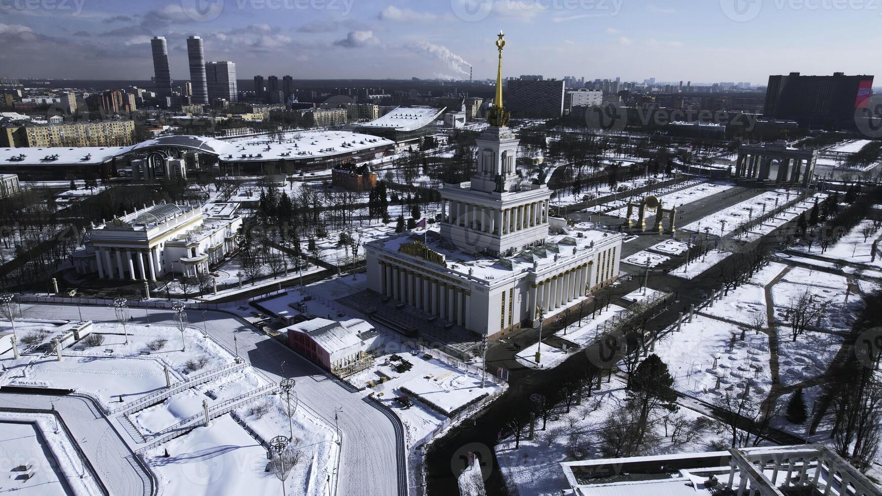 top visie van groot plein met historisch architectuur in winter. creatief. historisch plein met steegjes en Sovjet architectuur in stad centrum. winter landschap met Sovjet architectuur Aan achtergrond foto