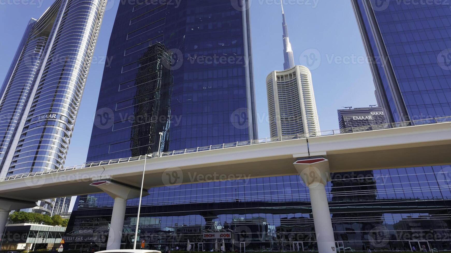 Dubai stad met straat en brug met het rijden auto's. actie. Doorzichtig blauw lucht en wolkenkrabbers van de stad centrum. foto