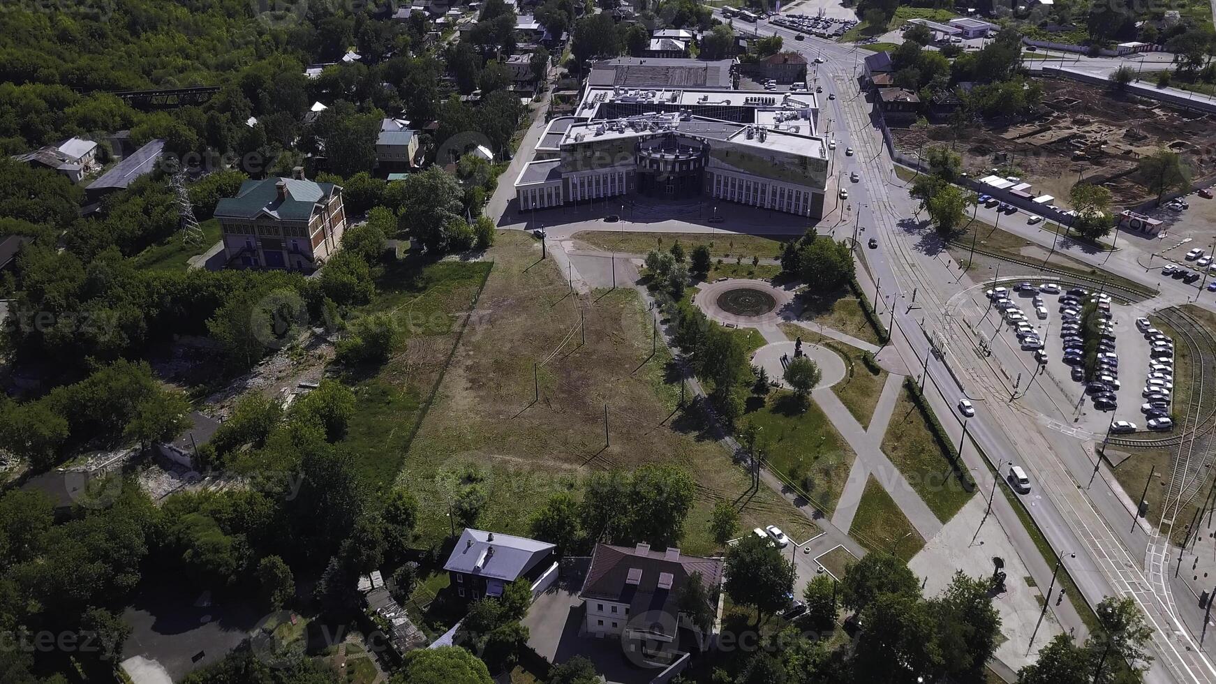 antenne visie van een zomer groen stad, slapen Oppervlakte. klem. gewoon huizen en straten met park zones. foto