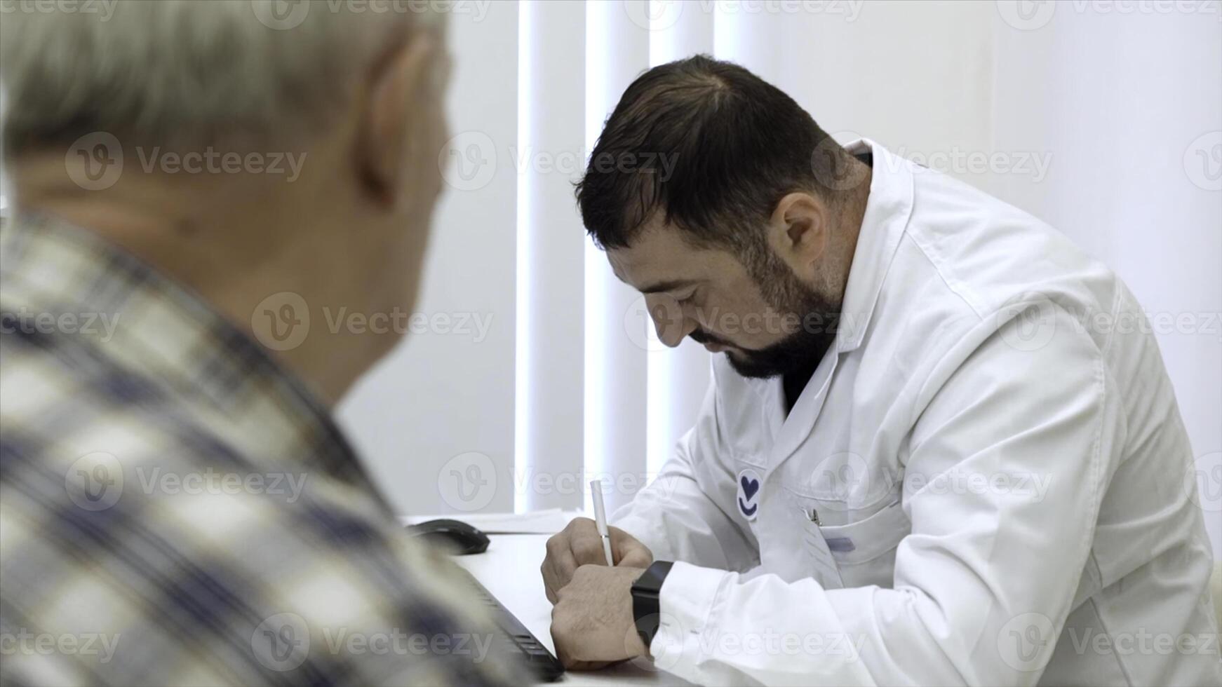 senior mannetje geduldig pratend met Mens dokter in de kantoor. klem. schrijven voorschrift naar senior geduldig. foto