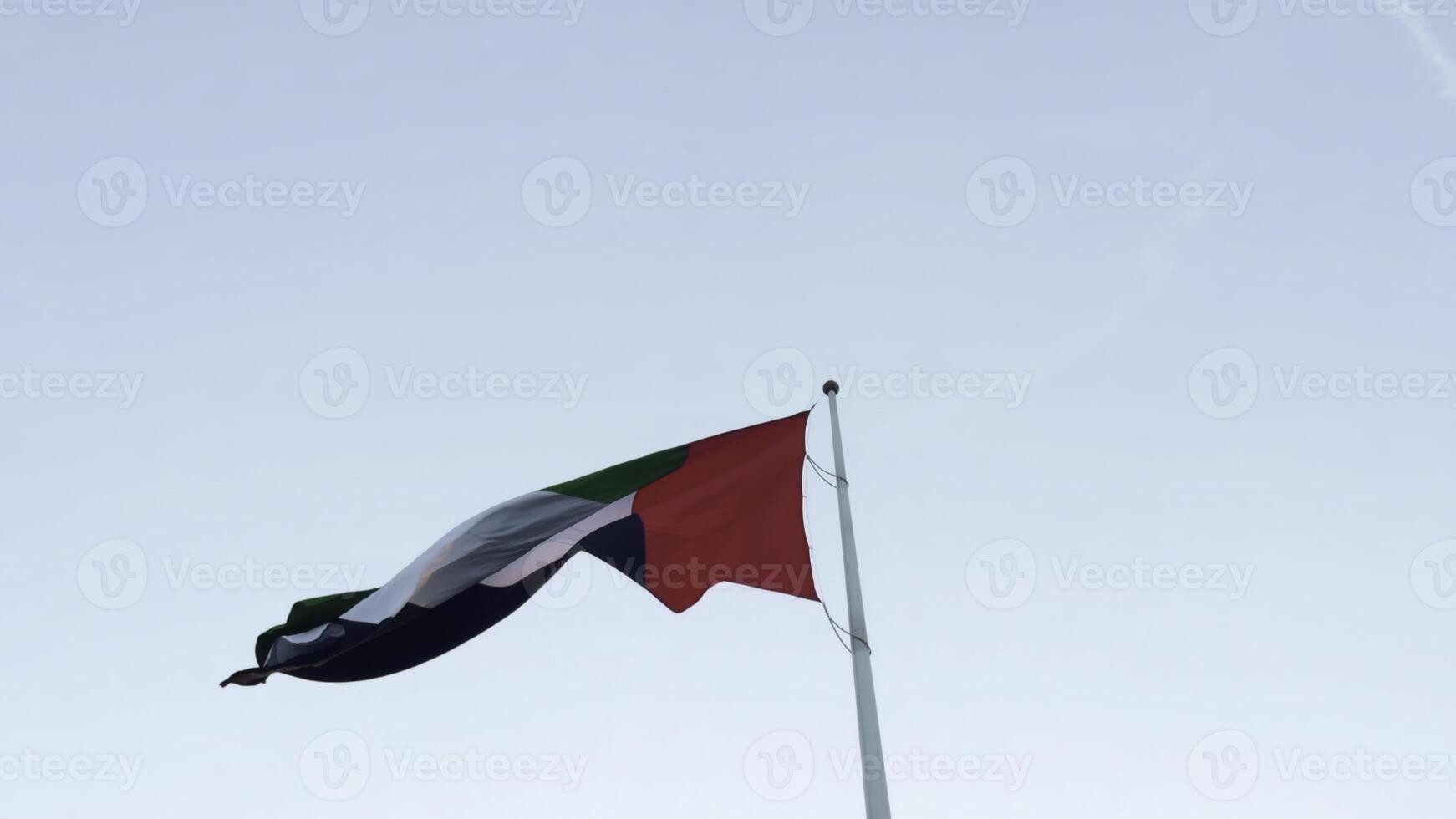 Verenigde Arabisch emiraten vlag golvend in de wind. actie. vlag tegen blauw lucht. foto