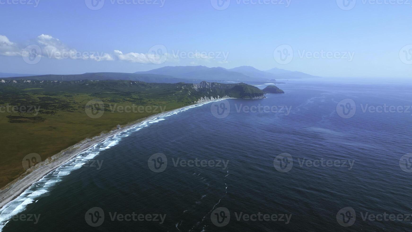 filmische dar schot van de noorden atlantic oceaan kustlijn. klem. azuur zee en weiden met blauw lucht bovenstaande. foto