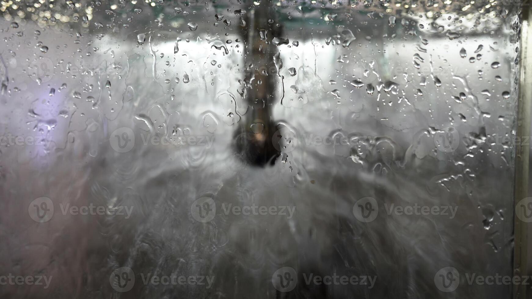 dichtbij omhoog van transparant houder wezen gevulde met water. media. industrieel achtergrond met mechanisme sproeien vloeistof binnen glas doos. foto