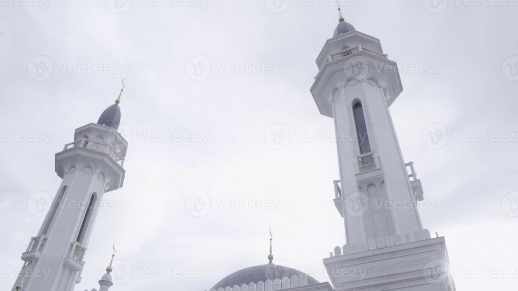een wit en grijs historisch moskee. tafereel. religieus gebouw met minaretten Aan bewolkt lucht achtergrond. foto
