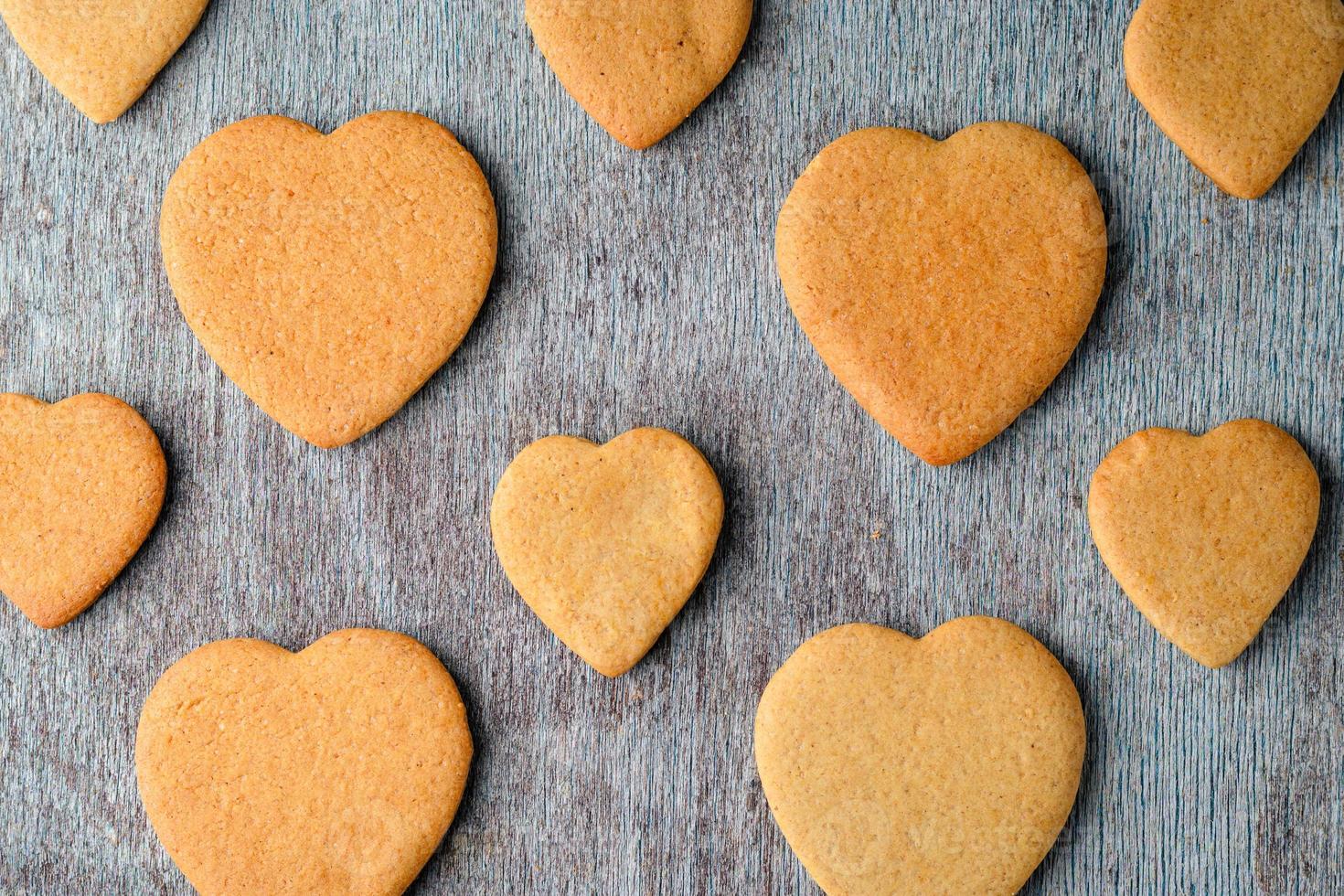 een patroon van gemberkoekjes op een grijze houten tafel. foto